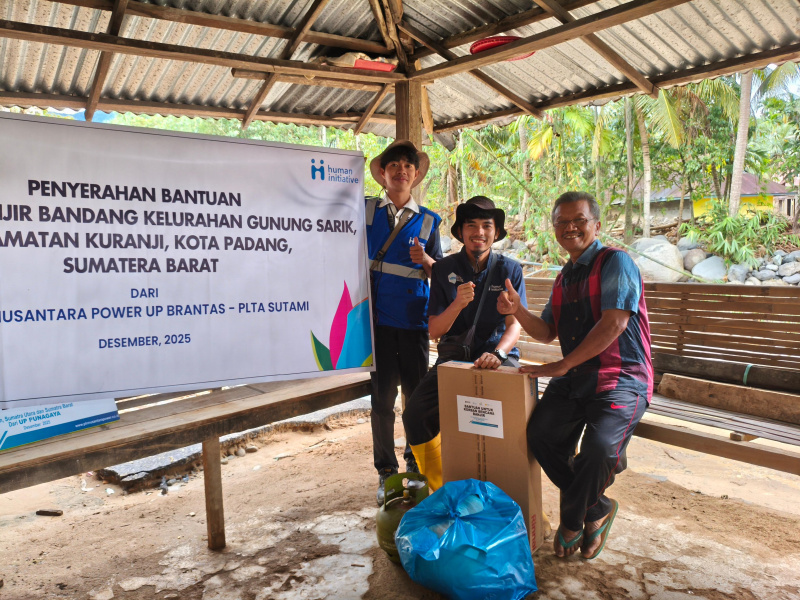 Penyaluran bantuan kepada masyarakat terdampak banjir di Kelurahan Gunung Sarik, Kecamatan Kuranji, Kota Padang, Sumatra Barat, Senin (15/12).