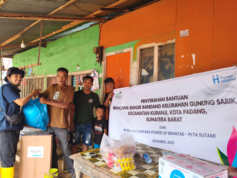 PLN NP UP Brantas menyalurkan bantuan kemanusiaan bagi masyarakat terdampak banjir bandang yang melanda sejumlah wilayah di Sumatra Barat. Foto: Dok. PLN NP UP Brantas