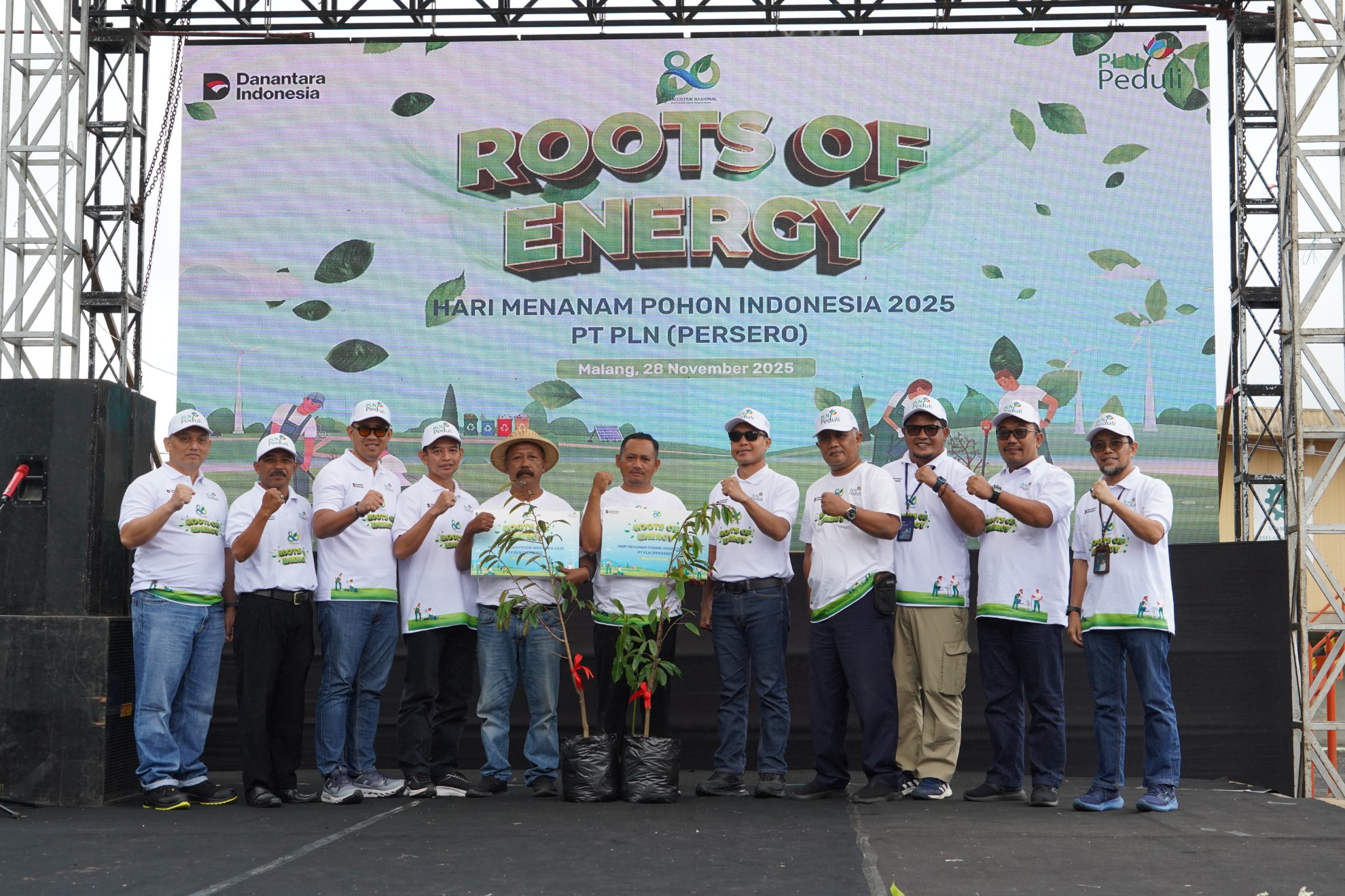PLN Group Jatim getol tanam pohon bersama pemangku kepentingan.