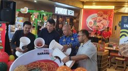 Marketing Manager Haraku, Ramen I Dewa Gede Ari (paling kanan) bersama  Operational Manager Haraku Ramen, Rachmad Bakhtiar Rofik (paling kiri),  Kepala Dinas Koperasi, Perindustrian dan Perdagangan Kota Malang,  Eko Sri Yuliadi (dua dari kanan), dan Building Manager MOG Malang, Haryanto Sulistyo, menumpahkan saos pada replika ramen tanda pembukaan Haraku Ramen di MOG, Senin (1/12/2025). Istimewa