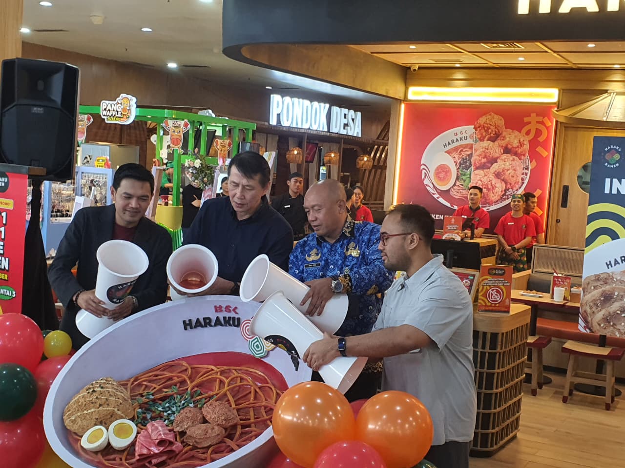 Marketing Manager Haraku, Ramen I Dewa Gede Ari (paling kanan) bersama  Operational Manager Haraku Ramen, Rachmad Bakhtiar Rofik (paling kiri),  Kepala Dinas Koperasi, Perindustrian dan Perdagangan Kota Malang,  Eko Sri Yuliadi (dua dari kanan), dan Building Manager MOG Malang, Haryanto Sulistyo, menumpahkan saos pada replika ramen tanda pembukaan Haraku Ramen di MOG, Senin (1/12/2025). Istimewa