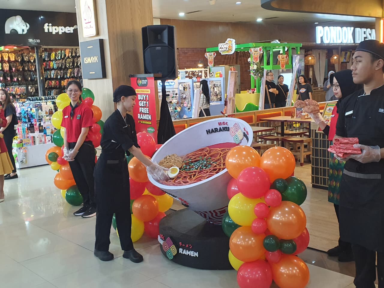 Karyawan menata topping pada replika ramen yang merupakan bagian dari prosesi pembukaan Haraku Ramen di MOG, Senin (1/12/2025). Istimewa