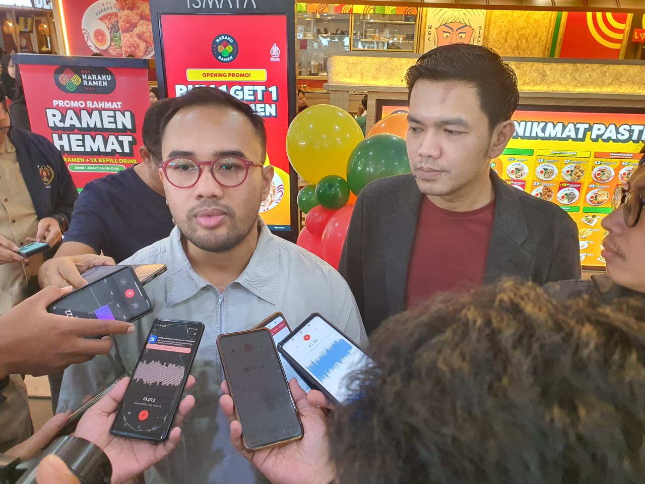 Marketing Manager Haraku, Ramen I Dewa Gede Ari (kiri) bersama Operational Manager Haraku Ramen, Rachmad Bakhtiar Rofik (kanan), saat memberikan keterangan pers pada pembukaan Haraku Ramen di MOG, Senin (1/12/2025). Istimewa