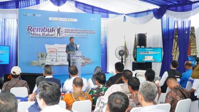 Bupati Lamongan Yuhronur Efendi saat sosialisasi dan simulasi penebusan pupuk bersubsidi sektor perikanan di UD Tani Jaya Desa Sukorejo, Kecamatan Turi, Minggu (21/12). Foto: Tugusatu/Ahmad Yakub