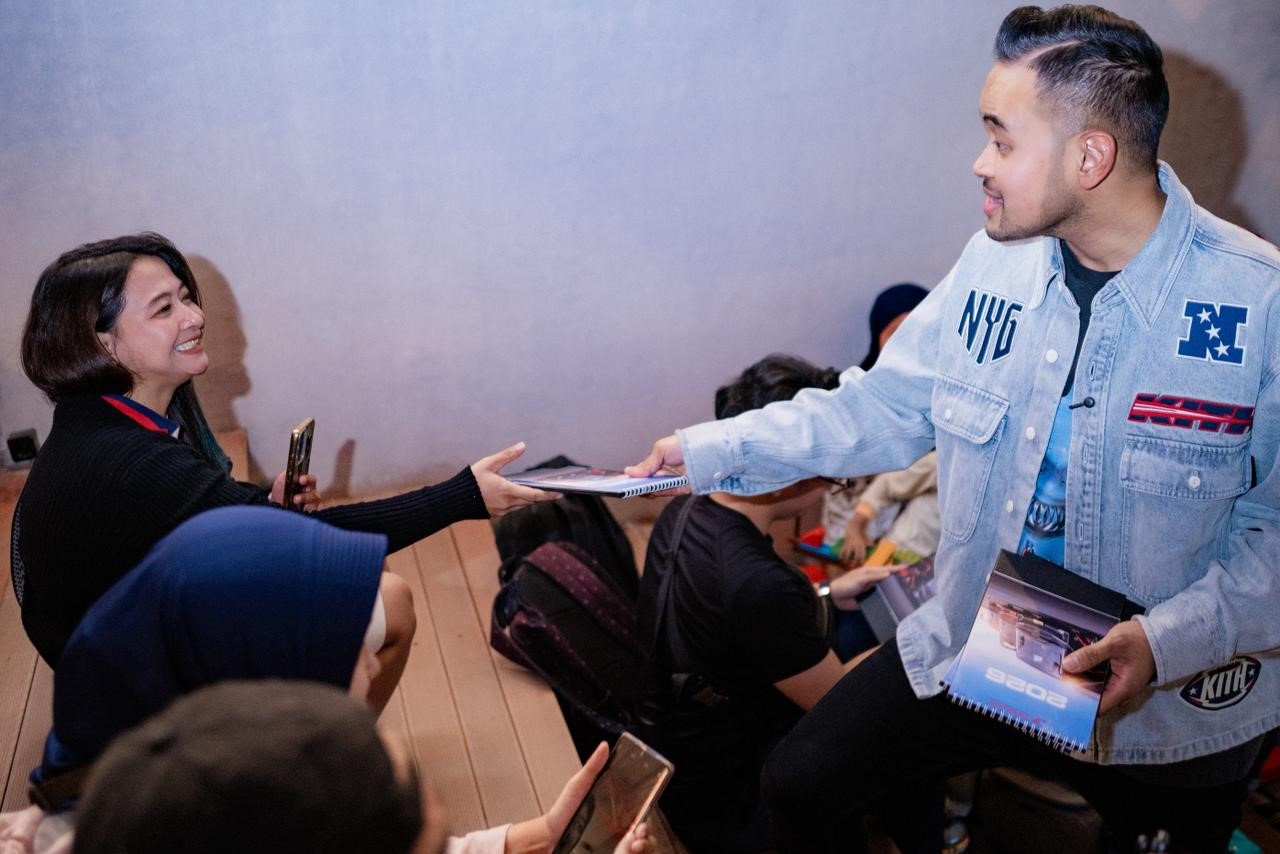 Gilang Widya Pramana, Pemilik Juragan 99 (kanan), turun langsung dan menyapa para pelanggan di kantor perwakilan Juragan 99 Trans yang baru di Jl. Tumenggung Suryo, Purwantoro, Kota Malang, Jawa Timur, Mingu (17/1/2026). Istimewa