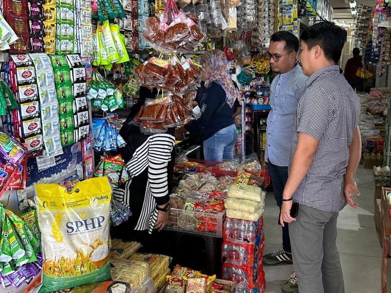 Kegiatan toko kelontong di Malang. Istimewa