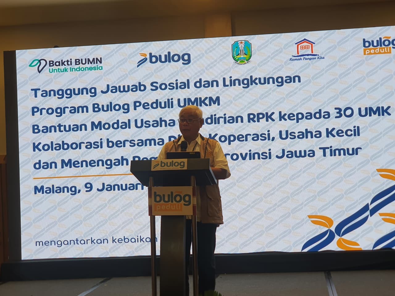Direktur SDM dan Transformasi Perum BULOG, Sudarsono Hardjosoekarto, memberikan sambutan pada Penyerahan Bantuan Program Bulog Peduli UMKM di Malang, Jumat (9/1/2026). Istimewa