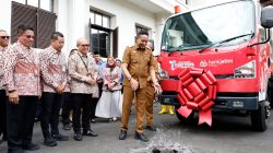 Wali Kota Malang Wahyu Hidayat menerima CSR dari Bank Jatim di Balai Kota Malang, Senin (12/1/2026). Foto: Dok. Prokompim Kota Malang