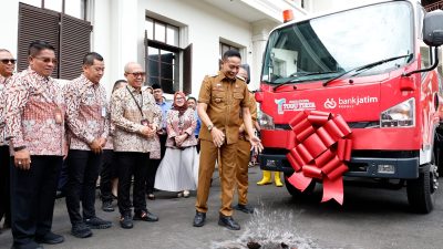 Wali Kota Malang Wahyu Hidayat menerima CSR dari Bank Jatim di Balai Kota Malang, Senin (12/1/2026). Foto: Dok. Prokompim Kota Malang