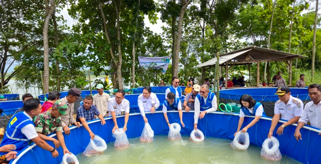 PLN NP Group meresmikan program budi daya perikanan darat dengan sistem bioflok bagi petani Keramba Jaring Apung (KJA) di Dusun Sukorejo, Desa Sukowilangun, Kecamatan Kalipare, Kabupaten Malang, Rabu (7/1/2026). Foto: Dok. PLN NP UP Brantas