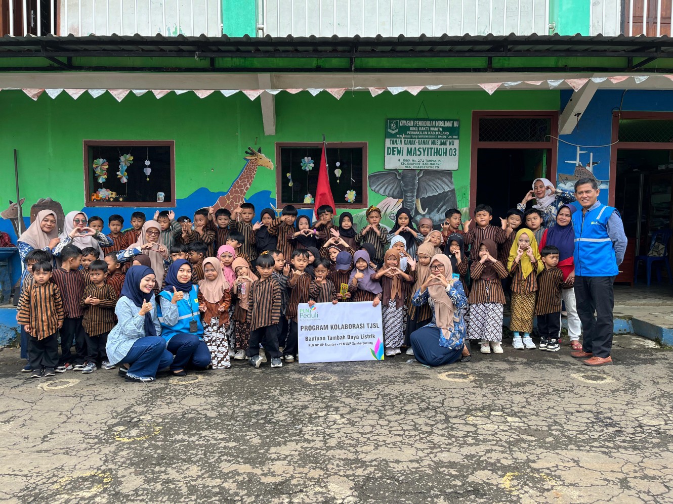 Tim TJSL PLN NP UP Brantas bersama PLN ULP Sumberpucung menyerahkan bantuan tambah daya listrik di TK Muslimat NU Dewi Masyithoh 03, Jl. Raya No. 272, Desa Tumpakrejo, Kecamatan Kalipare, Kabupaten Malang, Kamis (22/1/2026). Foto: Dok. PLN NP UP Brantas
