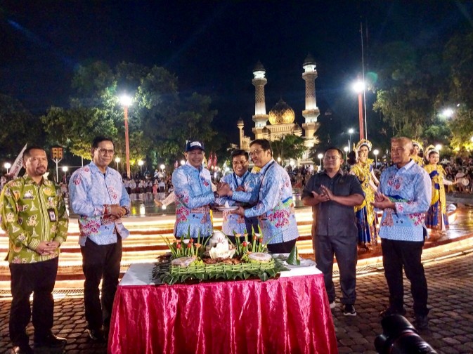 Wali Kota Malang Wahyu Hidayat meresmikan Alun Alun Merdeka Malang. Foto: Tugusatu/Maghfirotul Hasanah