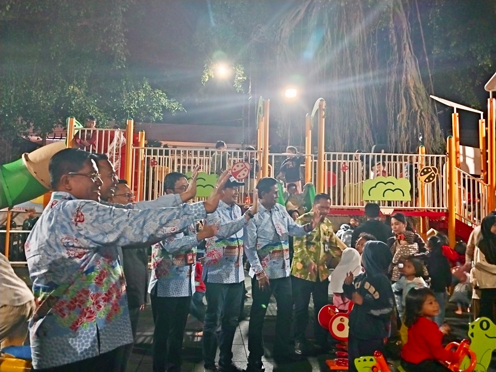 Warga begitu antusias mengunjungi Alun-Alun Merdeka Malang saat diresmikan Wali Kota Malang Wahyu Hidayat. Foto: Tugusatu/Maghfirotul Hasanah