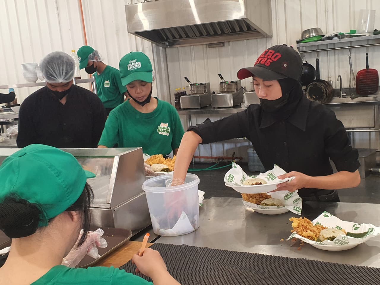 Suasana open kitchen Dapur Pilihan Rakyat. Istimewa