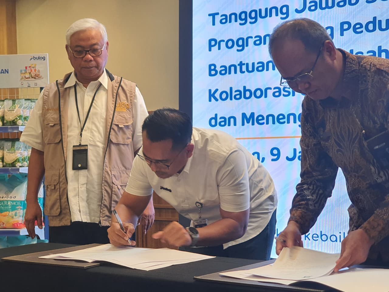 Direktur SDM dan Transformasi Perum BULOG, Sudarsono Hardjosoekarto, saat memberikan sambutan pada Penyerahan Bantuan Program Bulog Peduli UMKM di Malang, Jumat (9/1/2026). Istimewa