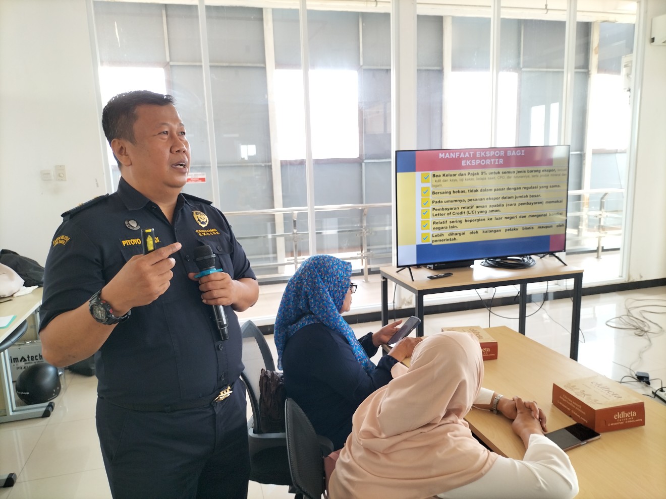 Kepala Seksi Penyuluhan dan Layanan Informasi Bea Cukai Malang, Pitoyo Pribadi mengedukasi pelaku UMKM di Malang Creative Center lantai 6, Jumat (30/1/2026). Foto: Tugusatu/Bagus Suryo