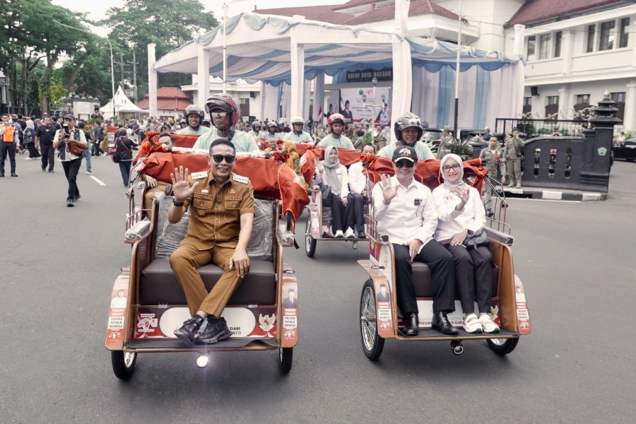 Wali Kota Malang Wahyu Hidayat (kiri) menjajal kenyamanan becak listrik di Balai Kota Malang. Foto: Dok. Bagian Prokompim Kota Malang