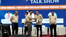 Anggota Komisi IX DPR RI, dr Gamal Albinsaid (kedua dari kanan) saat menghadiri Dies Natalis ke-52 Fakultas Kedokteran Universitas Brawijaya di Kota Malang, Jawa Timur, Minggu (11/1). Foto: Tugusatu/Bagus Suryo