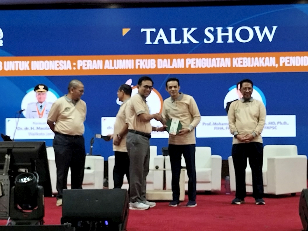 Anggota Komisi IX DPR RI, dr Gamal Albinsaid (kedua dari kanan) saat menghadiri Dies Natalis ke-52 Fakultas Kedokteran Universitas Brawijaya di Kota Malang, Jawa Timur, Minggu (11/1). Foto: Tugusatu/Bagus Suryo