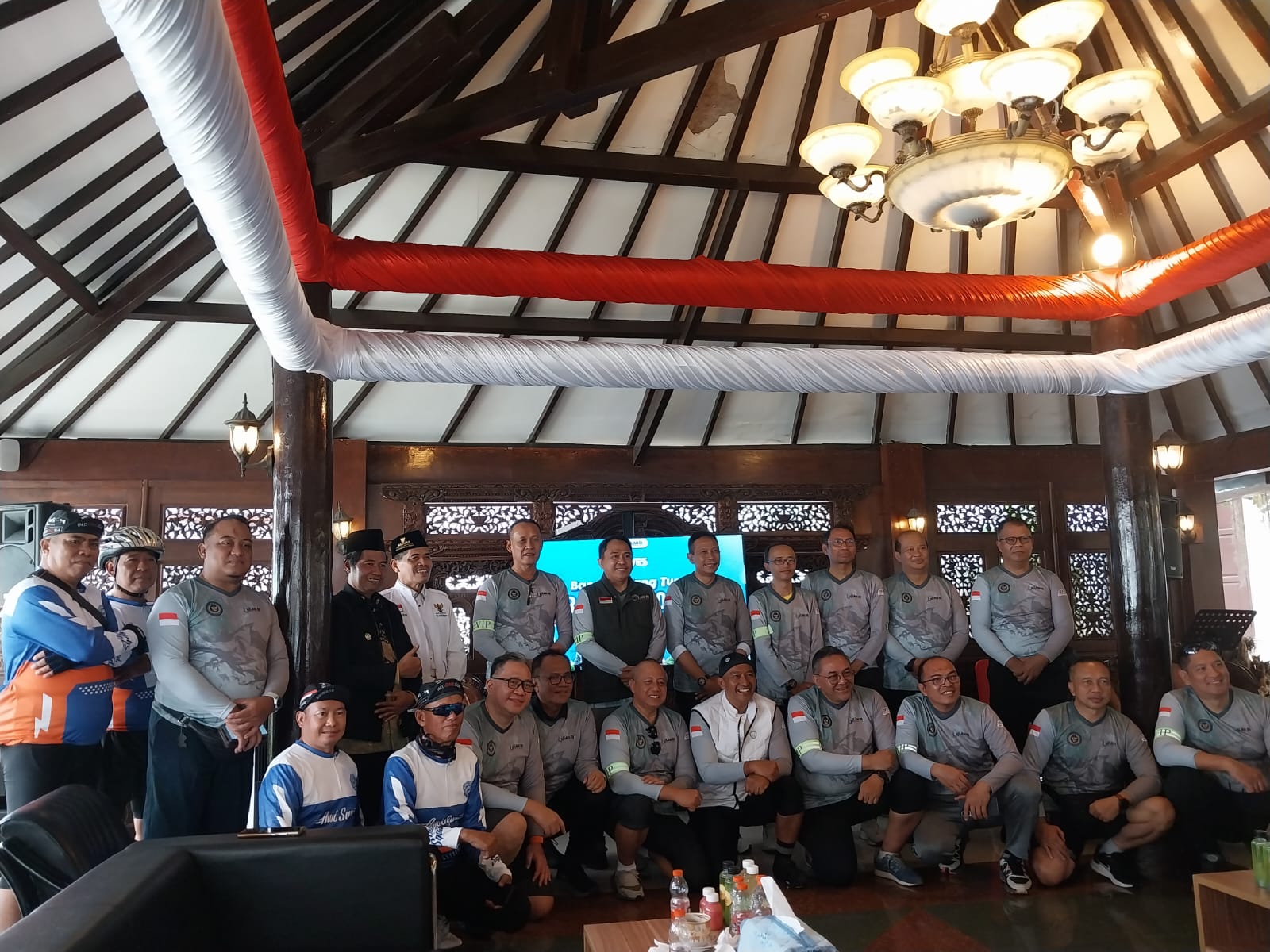 Peserta Gowes Peduli Sumatra di Balai Kota Malang, Jawa Timur. Foto: Tugusatu/Maghfirotul Hasanah