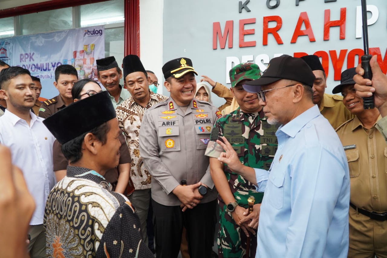 Menteri Koordinator Bidang Pangan (Menko Pangan), Zulkifli Hasan berdialog dengan pengurus Koperasi Merah Putih Doyomulyo, Kecamatan Kembangbahu, Lamongan, Selasa (27/1/2026). Foto: Tugusatu/Ahmad Yakub