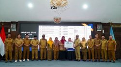 Tim Penggerak PKK Kabupaten Lamongan menyalurkan bantuan Program Genting untuk balita stunting dan ibu hamil rentan. Foto: Tugusatu/Ahmad Yakub