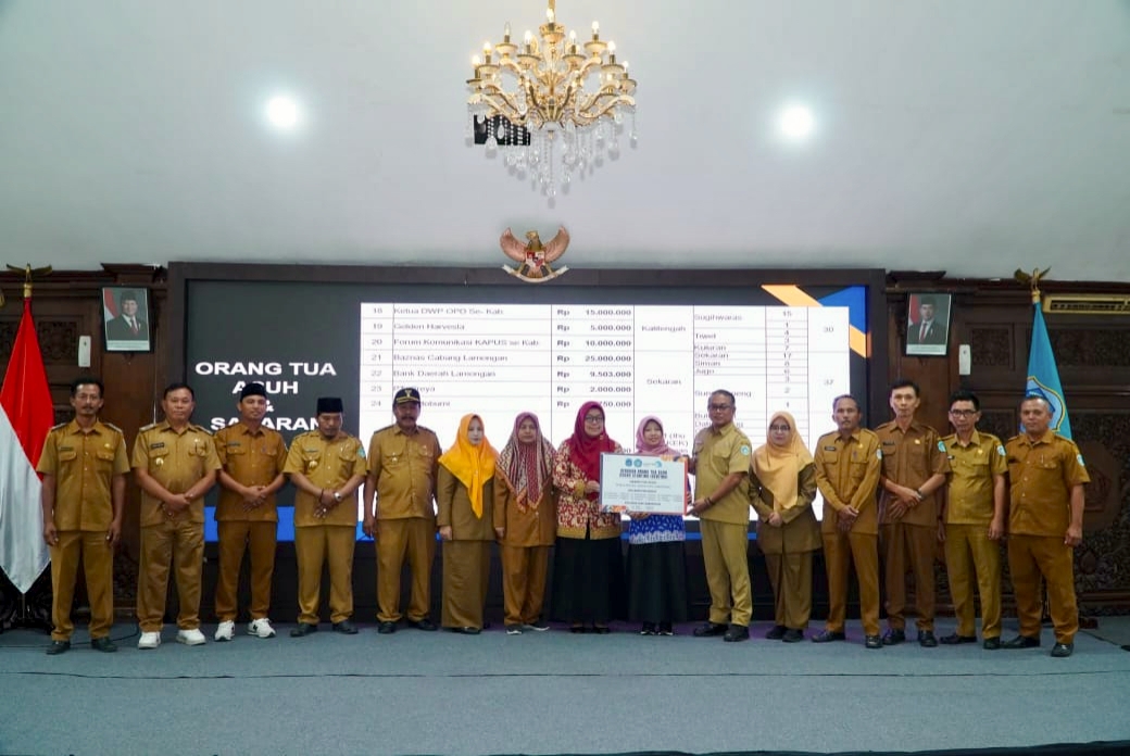Tim Penggerak PKK Kabupaten Lamongan menyalurkan bantuan Program Genting untuk balita stunting dan ibu hamil rentan. Foto: Tugusatu/Ahmad Yakub