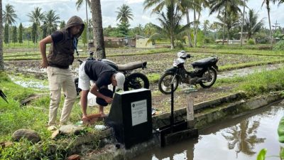 Pembangunan pintu air oleh mahasiswa UMM pada irigasi di Desa Jambangan, Kab. Malang. Istimewa