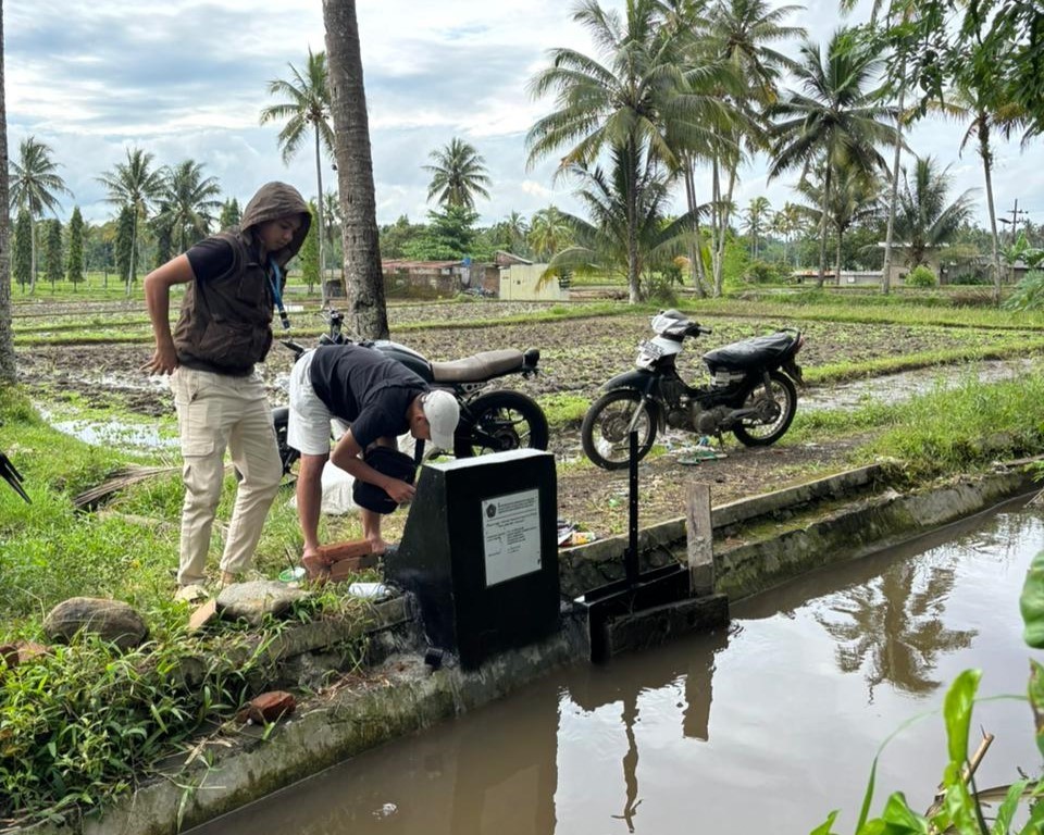 Pembangunan pintu air oleh mahasiswa UMM pada irigasi di Desa Jambangan, Kab. Malang. Istimewa