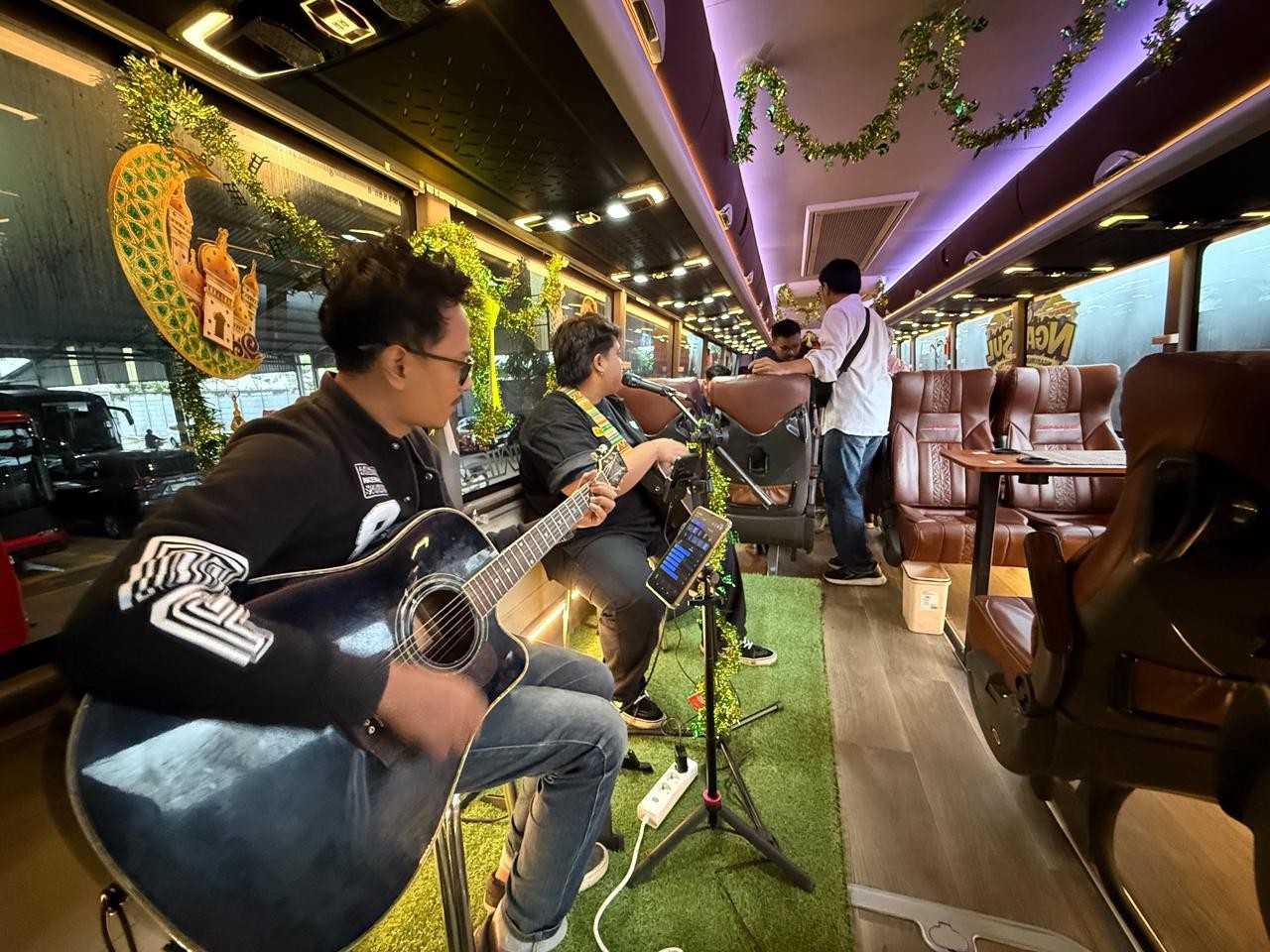 Suasana Ngabsul dengan  berkeliling Kota Malang dan Batu mengendarai bus mewah Juragan99 Trans.  Istimewa