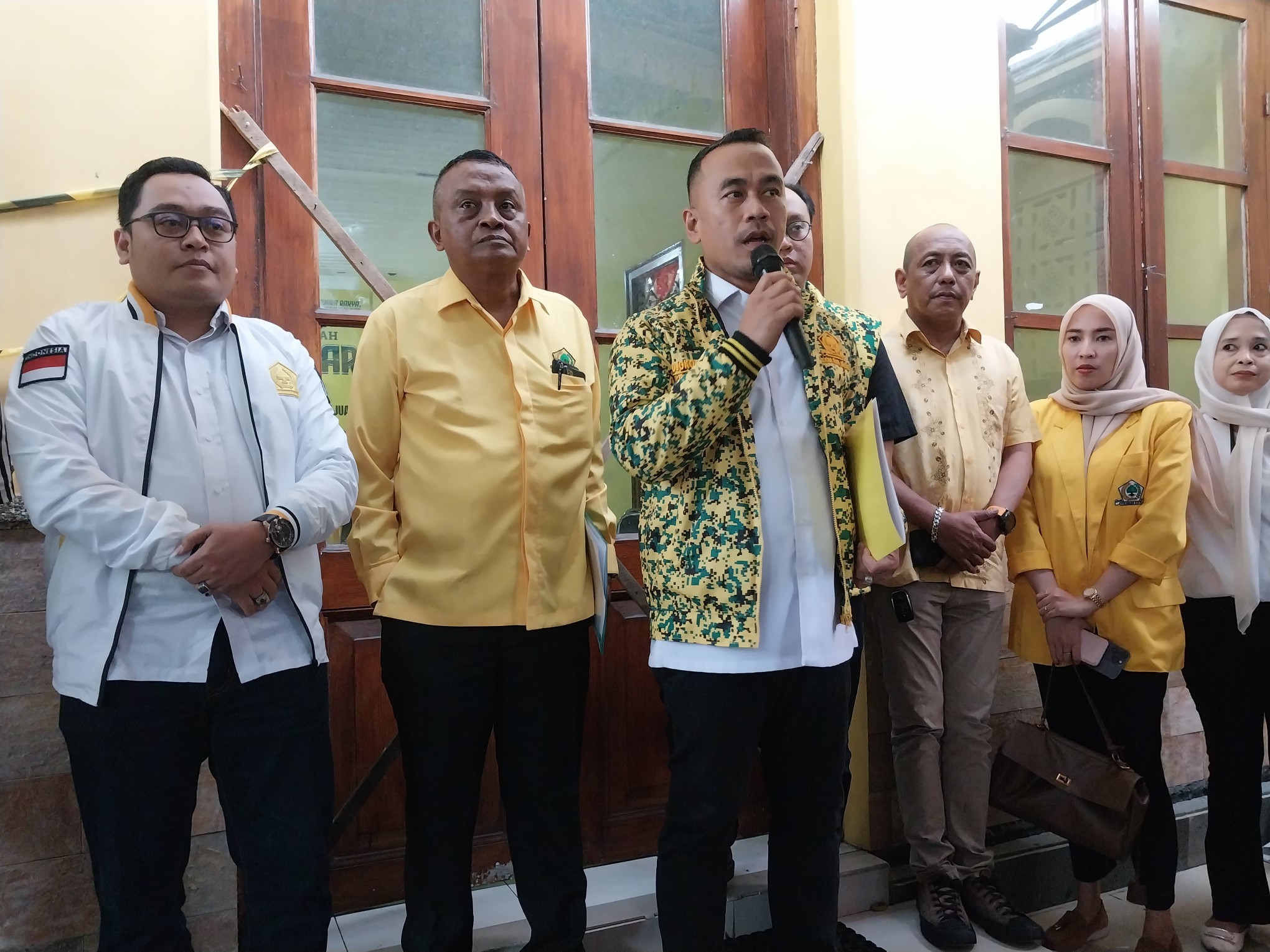 Ketua DPD Partai Golkar Kota Malang, Djoko Prihatin bersama pengurus melakukan konsolidasi internal dan berkomitmen bersama-sama membangun partai yang maju, modern, solutif, dan dapat menyejahterakan Kota Malang. Foto: Tugusatu/Maghfirotul Hasanah