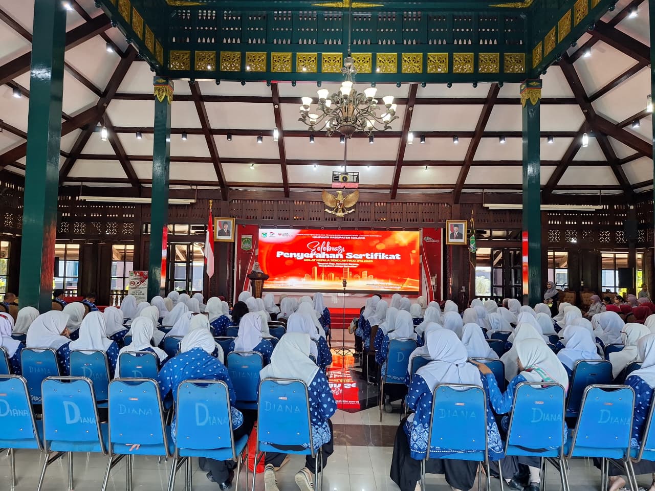Sebanyak 100 Kepala Sekolah PAUD mengikuti Selebrasi Penyerahan Sertifikat Kelulusan Diklat Kepala Sekolah Kelompok Bermain (KB) di Pendopo Panji Kabupaten Malang, Kamis (12/2/2026). Foto: Dok. HIMPAUDI Kabupaten Malang