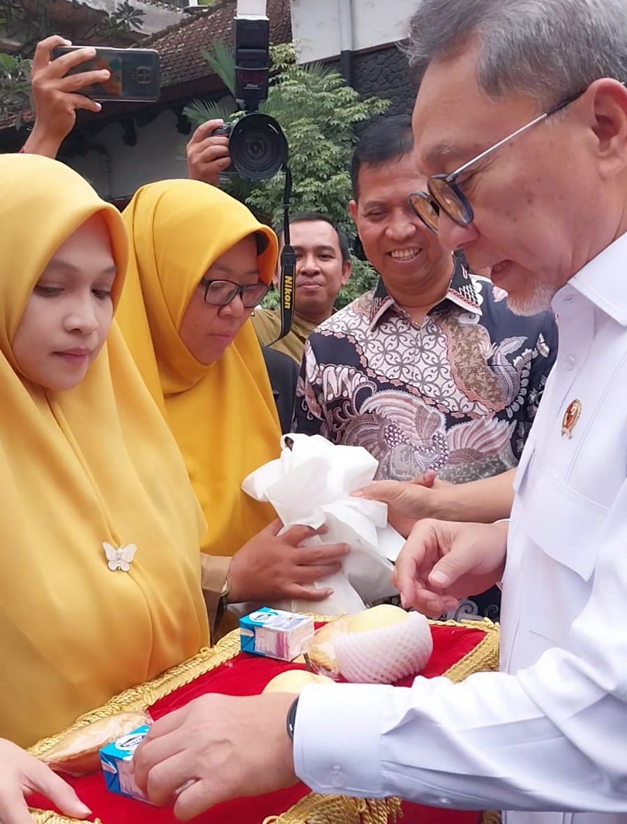 Menteri Koordinator Bidang Pangan Zulkifli Hasan sedang mengecek menu MBG Ramadan di SMAN 3 Malang.
