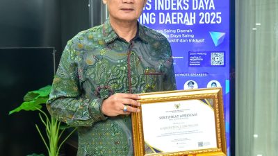 Bupati Lamongan Yuhronur Efendi menerima sertifikat Indeks Daya Saing Daerah (IDSD) dari Badan Riset dan Inovasi Nasional di Jakarta, Selasa (24/2/2026). Foto: Tugusatu/Ahmad Yakub/ist