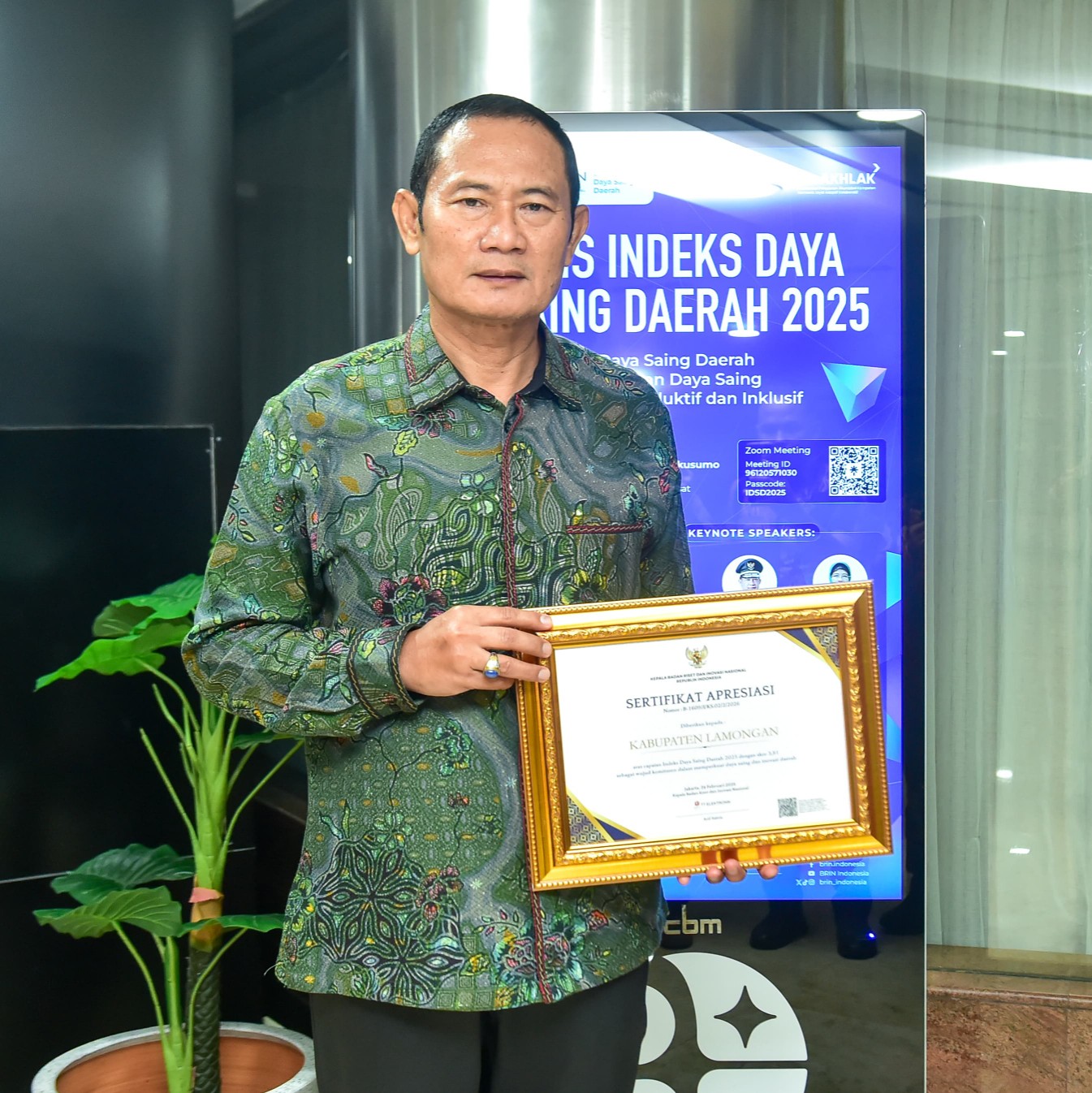 Bupati Lamongan Yuhronur Efendi menerima sertifikat Indeks Daya Saing Daerah (IDSD) dari Badan Riset dan Inovasi Nasional di Jakarta, Selasa (24/2/2026). Foto: Tugusatu/Ahmad Yakub/ist