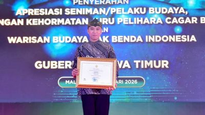 Wakil Bupati Lamongan Dirham Akbar Aksara menerima sertifikat penetapan Sego Boran sebagai Warisan Budaya Takbenda (WBTb) Indonesia. Foto: Tugusatu/Ahmad Yakub/ist