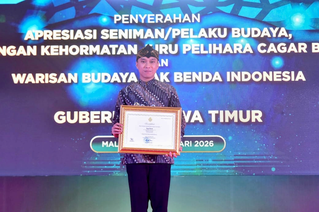 Wakil Bupati Lamongan Dirham Akbar Aksara menerima sertifikat penetapan Sego Boran sebagai Warisan Budaya Takbenda (WBTb) Indonesia. Foto: Tugusatu/Ahmad Yakub/ist