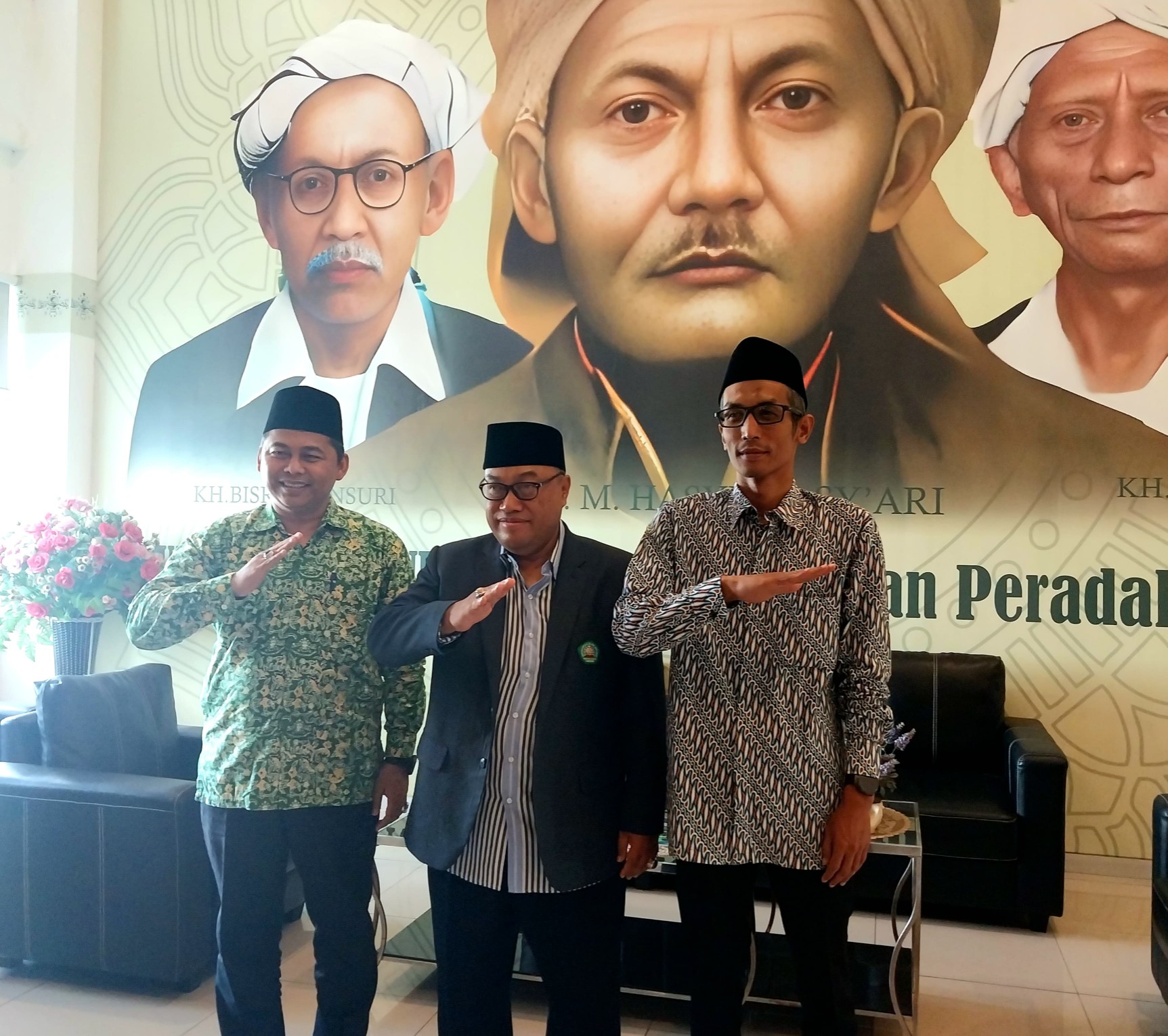 Rektor Unisma Prof. Drs. H. Junaidi, M.Pd., Ph.D (tengah) bersama Wakil Rektor 3, Dr. H. Muhammad Yunus, M.Pd dan Pejabat Sementara Wakil Rektor 4, Dr. Hasan Zayadi. Foto: Tugusatu/Maghfirotul Hasanah
