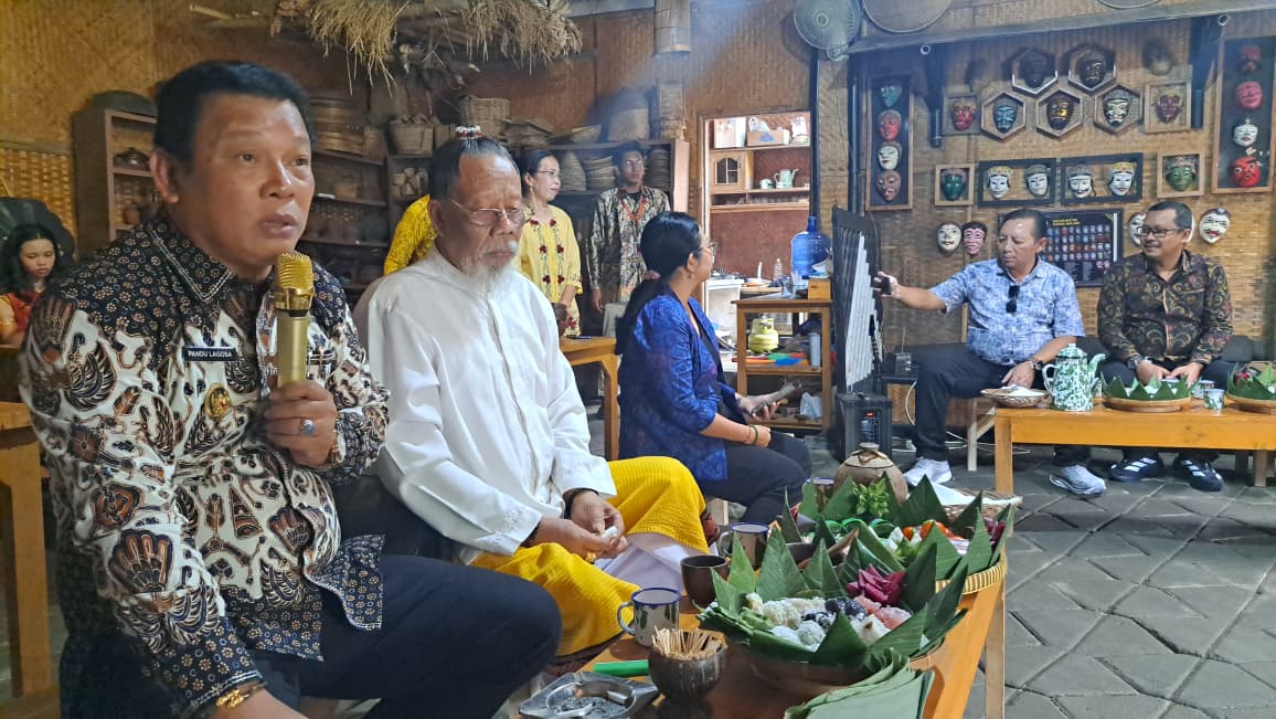 Wakil Bupati Karangasem, Bali, Pandu Prapanca Lagosa, SH, MH, berdialog dengan pelaku seni dan budaya di Pawon KBP.