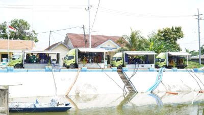 BNPB menambah 1 unit pompa mobile kapasitas 500 liter/detik, 5 unit perahu, dan tenda untuk memperkuat penanganan banjir di Lamongan. Foto: Tugusatu/Ahmad Yakub/ist