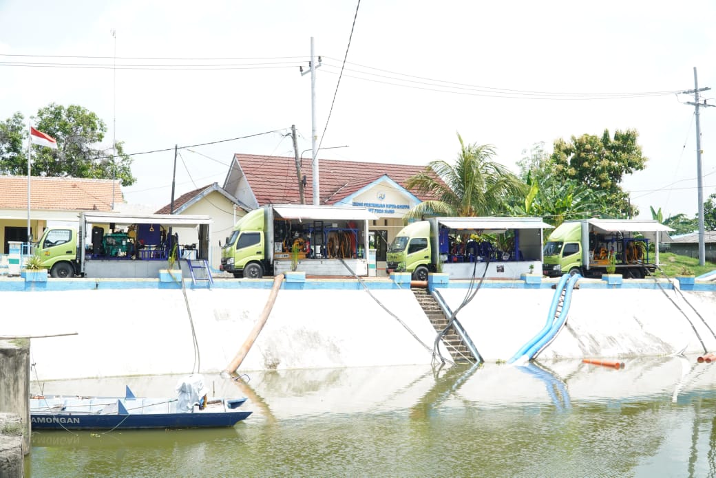 BNPB menambah 1 unit pompa mobile kapasitas 500 liter/detik, 5 unit perahu, dan tenda untuk memperkuat penanganan banjir di Lamongan. Foto: Tugusatu/Ahmad Yakub/ist