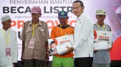 Bupati Lamongan Yuhronur Efendi menyerahkan bantuan becak listrik dari Presiden Prabowo Subianto. Foto: Tugusatu/Ahmad Yakub/ist