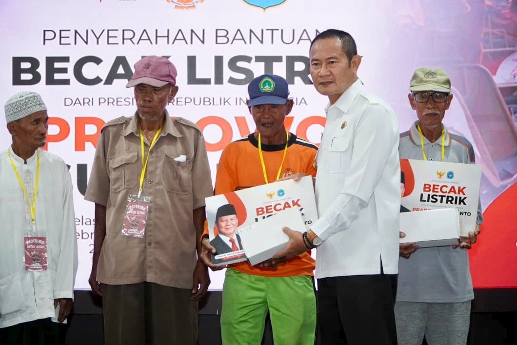 Bupati Lamongan Yuhronur Efendi menyerahkan bantuan becak listrik dari Presiden Prabowo Subianto. Foto: Tugusatu/Ahmad Yakub/ist
