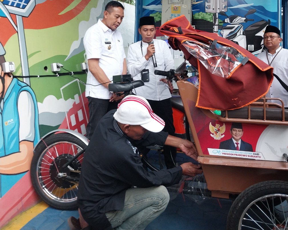 Pengayuh becak listrik sedang mengisi daya baterai di PLN UP3 Malang. Foto: Tugusatu/Maghfirotul Hasanah