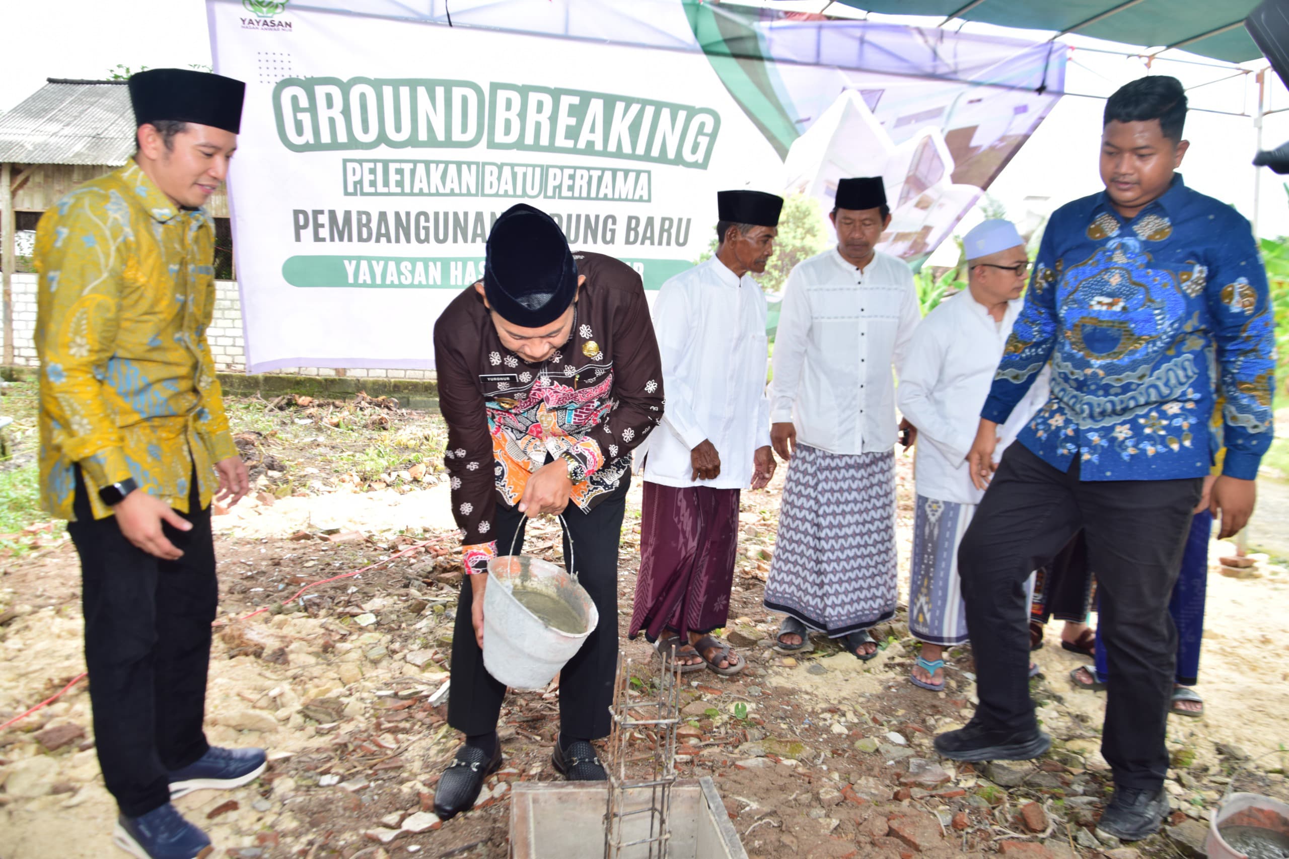 Bupati Lamongan Yuhronur Efendi meletakkan batu pertama pembangunan gedung baru MI Nihayatul Ulum Pangkatrejo Maduran, Kamis (5/2/2026). Foto: Tugusatu/Ahmad Yakub/ist