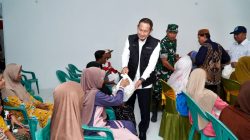 Bupati Lamongan Yuhronur Efendi menyalurkan bantuan sembako pada warga terdampak banjir. Foto: Tugusatu/Ahmad Yakub/ist