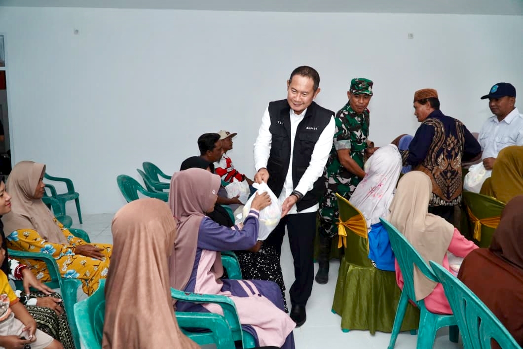 Bupati Lamongan Yuhronur Efendi menyalurkan bantuan sembako pada warga terdampak banjir. Foto: Tugusatu/Ahmad Yakub/ist