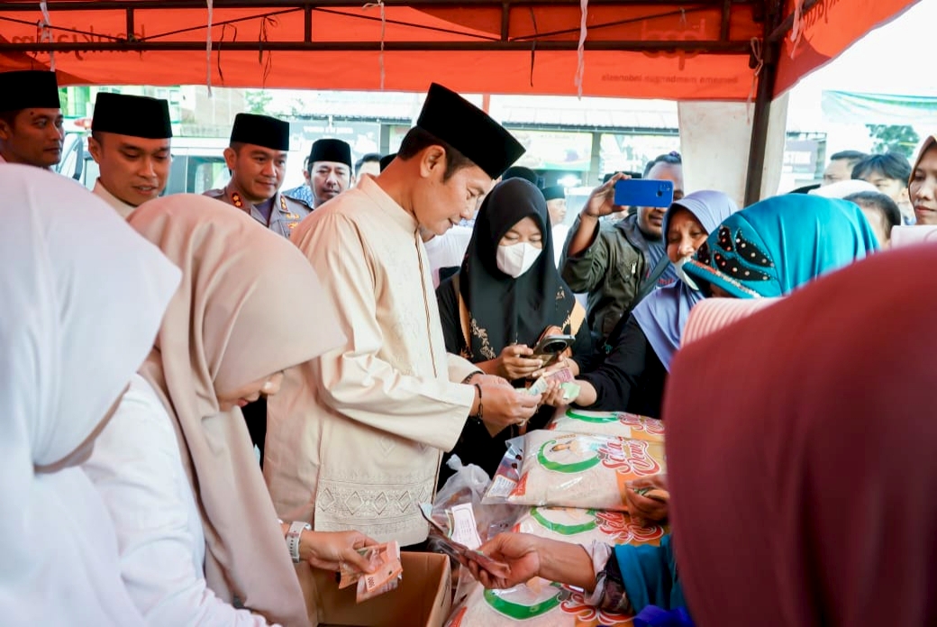 Bupati Lamongan Yuhronur Efendi beserta jajaran Forkopimda Safari Ramadan di Masjid Jami’ Usssisa Alattaqwa, Desa Banjarmadu, Kecamatan Karanggeneng, Rabu (25/2/2026). Foto: Tugusatu/Ahmad Yakub/ist