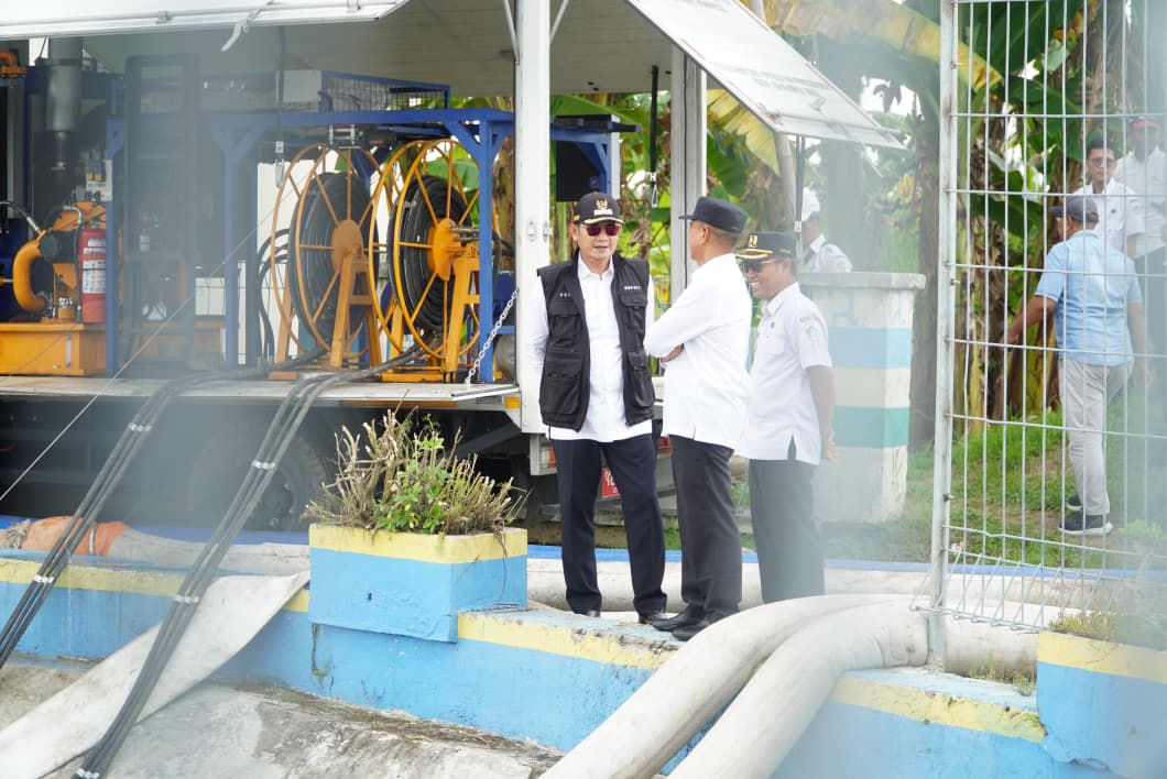 Bupati Lamongan Yuhronur Efendi menambah enam pompa air guna mengatasi banjir. Foto: Tugusatu/Ahmad Yakub/ist
