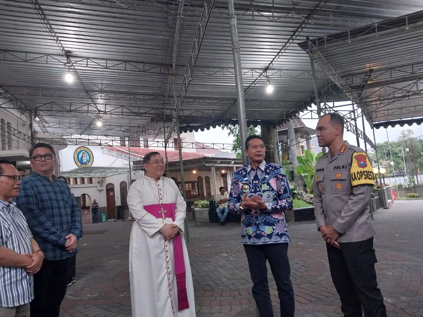 Wali Kota Malang Wahyu Hidayat dan Kapolresta Malang Kota Kombes Pol Putu Kholis Aryana di Gereja Katedral Ijen.